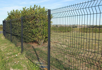How to Evaluate Fence Companies Before Hiring Them